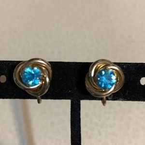Vintage Coro gold tone screw back earrings with blue rhinestone center (176)